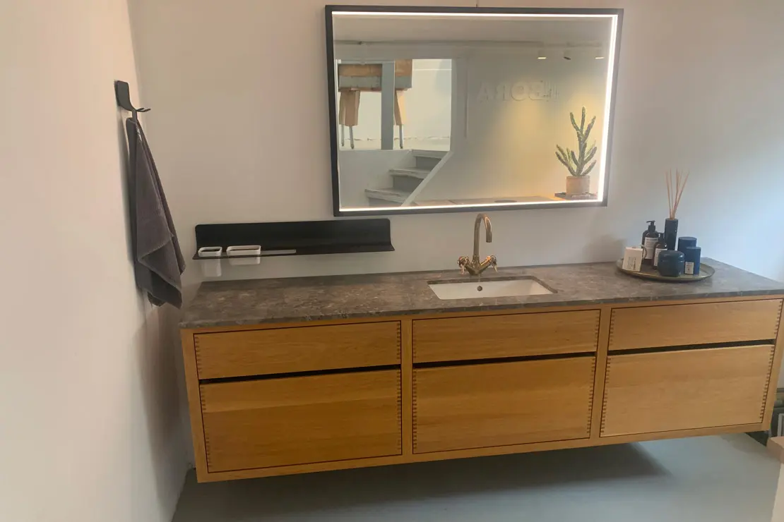 Piso de baño revestido con microcemento de tonalidad gris profundo. Piso de baño revestido con microcemento de tonalidad gris profundo.